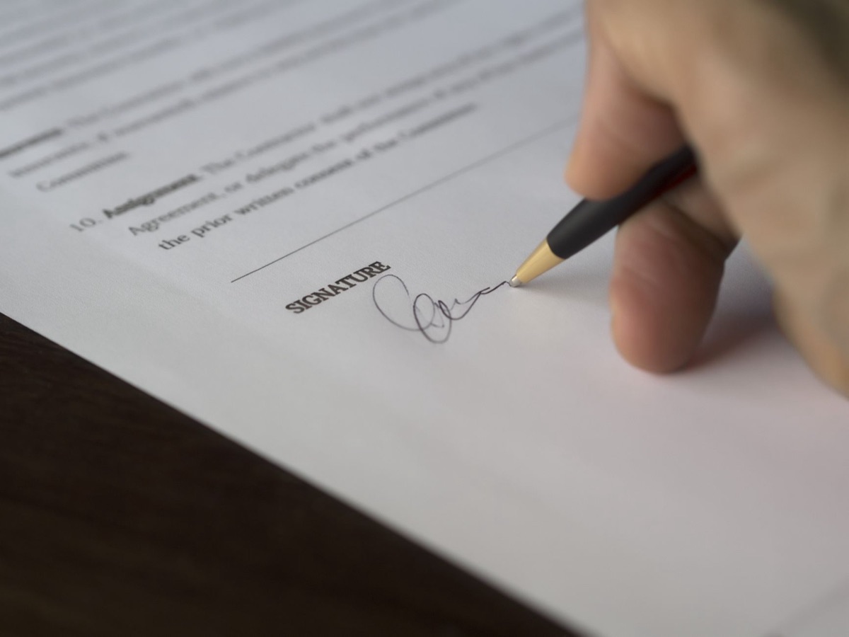 Firma di un atto legale con penna stilografica
